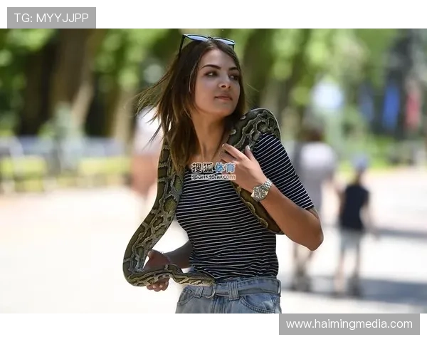 足球明星与绝世美女甜蜜接吻瞬间引发热议粉丝纷纷点赞羡慕不已 足球明星与绝世美女甜蜜接吻瞬间引发热议粉丝纷纷点赞羡慕不已